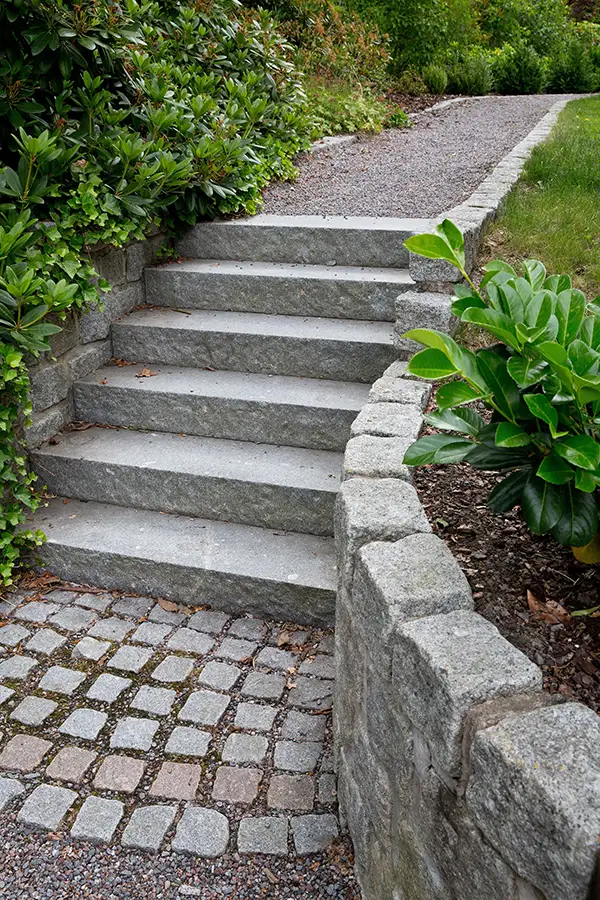 Elegant trappa i granit blir en välkomnande och vacker entré